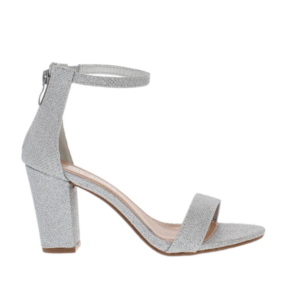 Glittery silver heels👠